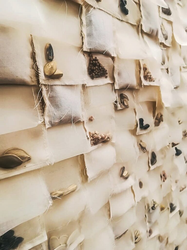 dettaglio dell'installazione "Vita" di Francesca e Daniela Manca, con sacchetti di garza che contengono semi di vario genere