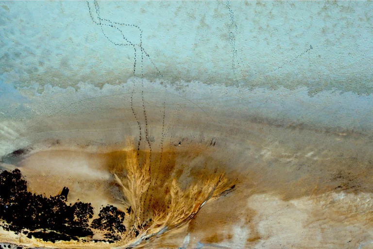 un panorama visto dall'alto, con un effetto di pittura astratta
