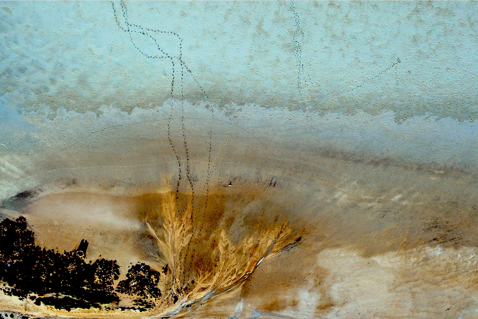 un panorama visto dall'alto, con un effetto di pittura astratta
