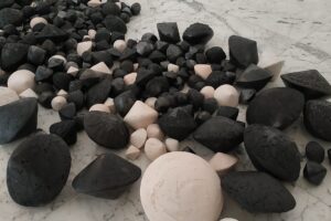 manufatti in ceramica geometrici e geoidi di colore nero e argilla