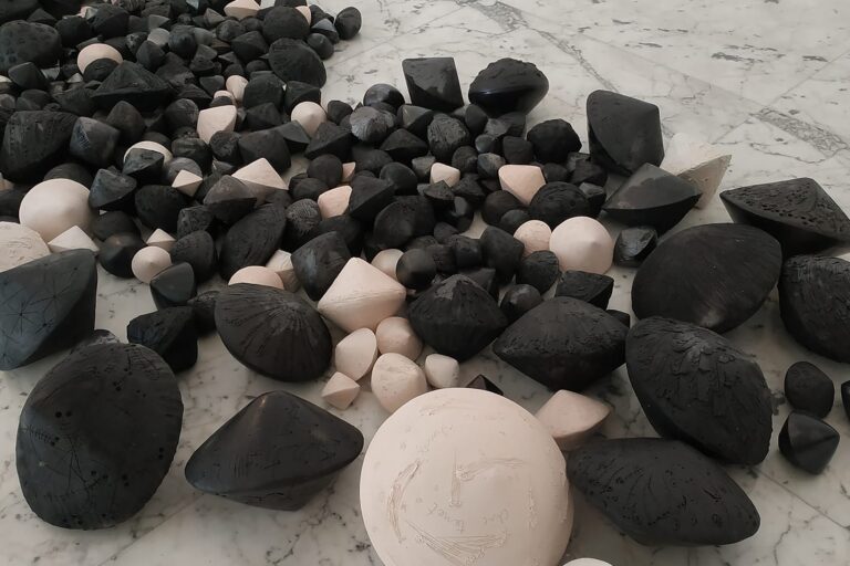 manufatti in ceramica geometrici e geoidi di colore nero e argilla