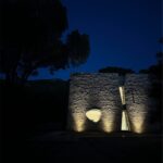 l'edificio del museo Organica illuminato di notte