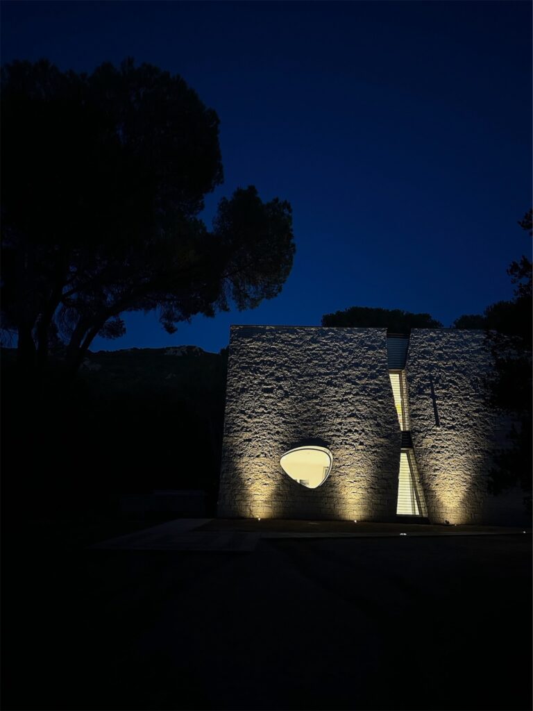 l'edificio del museo Organica illuminato di notte